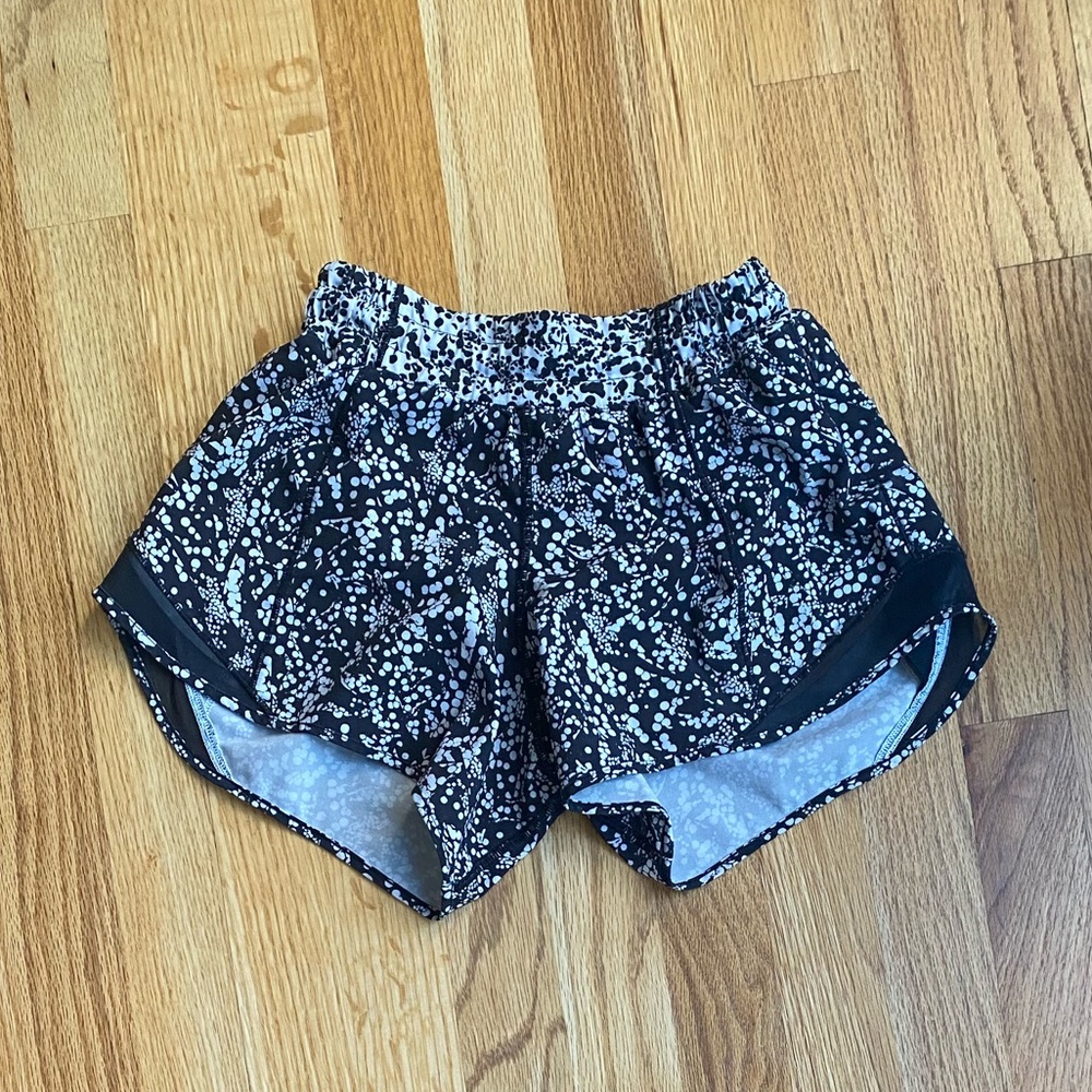 LULULEMON RARE hotty hot black and white SZ 2